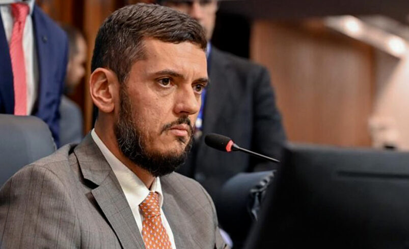 Após decisão do STF, Bacellar deixa prisão com tornozeleira eletrônica