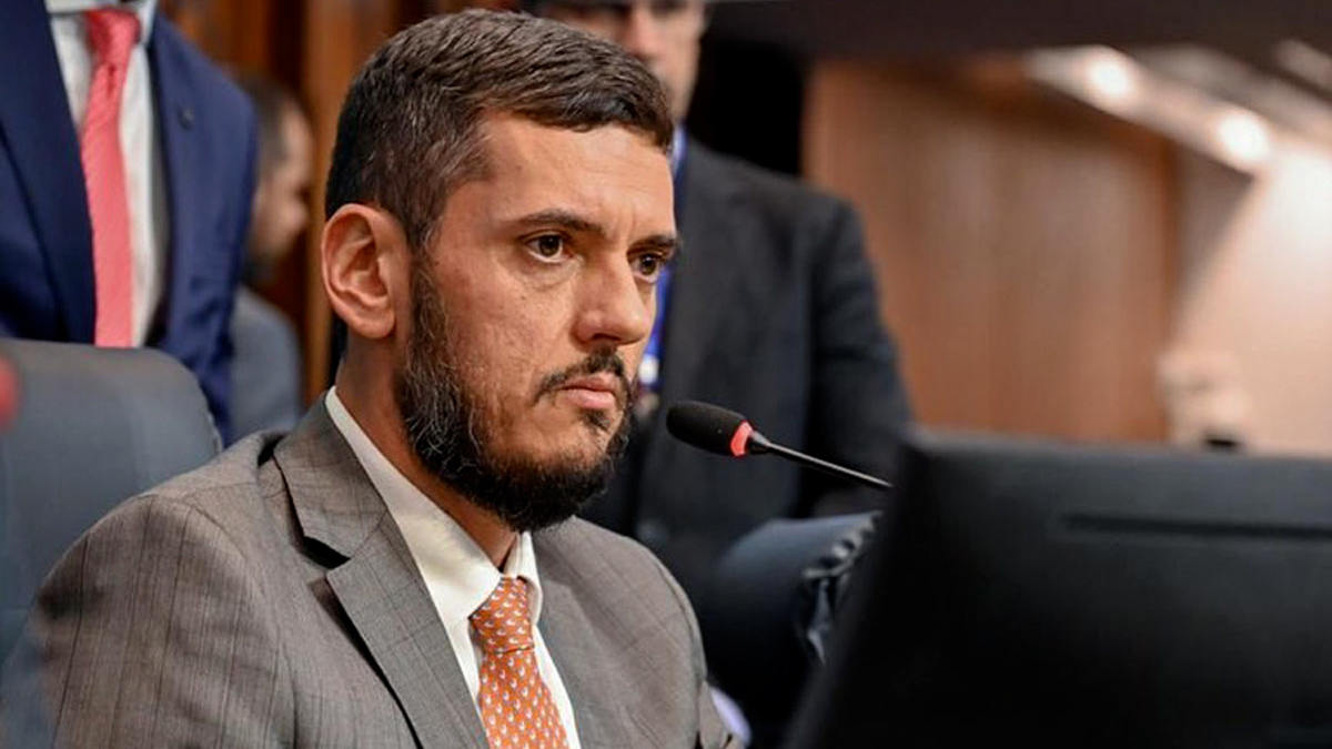 Após decisão do STF, Bacellar deixa prisão com tornozeleira eletrônica