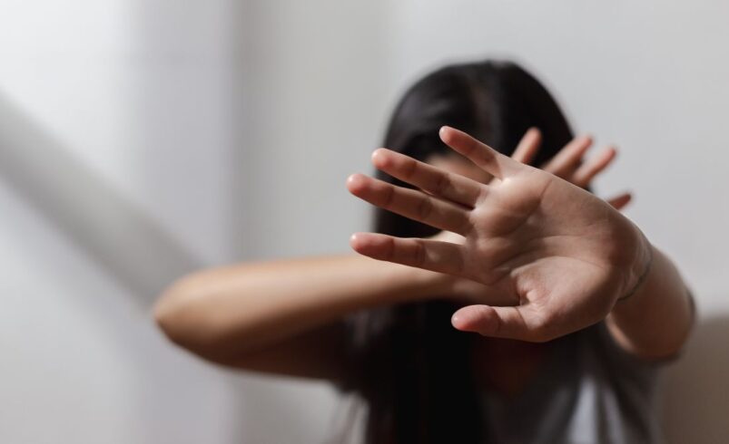 Tecle Mulher oferece atendimento online gratuito e sigiloso para mulheres vítimas de violência em Friburgo desde 2007.