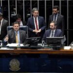 Lei sancionada autoriza pagamento retroativo de direitos suspensos na pandemia para servidores públicos, desde que haja orçamento disponível.