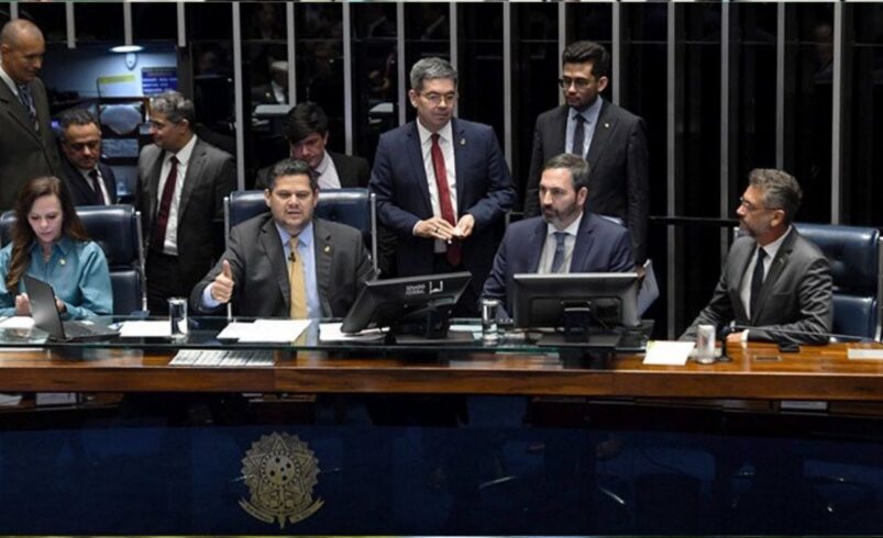 Lei libera direitos suspensos na pandemia a servidores