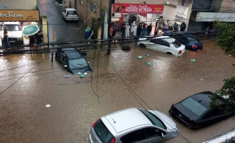 Chuva intensa deixa bairros alagados em Friburgo