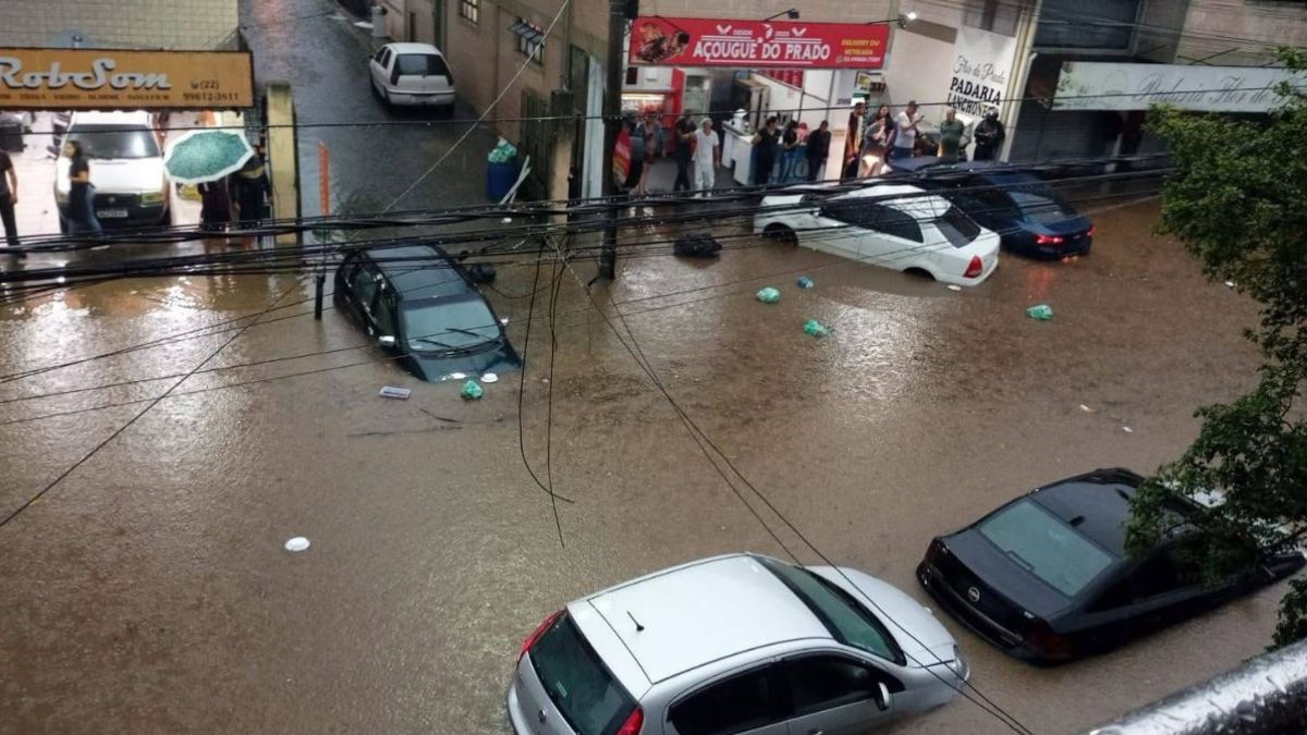 Chuva intensa deixa bairros alagados em Friburgo