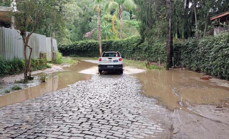 Via do Parque São Clemente fica tomada pela água durante chuvas intensas e expõe riscos à mobilidade urbana