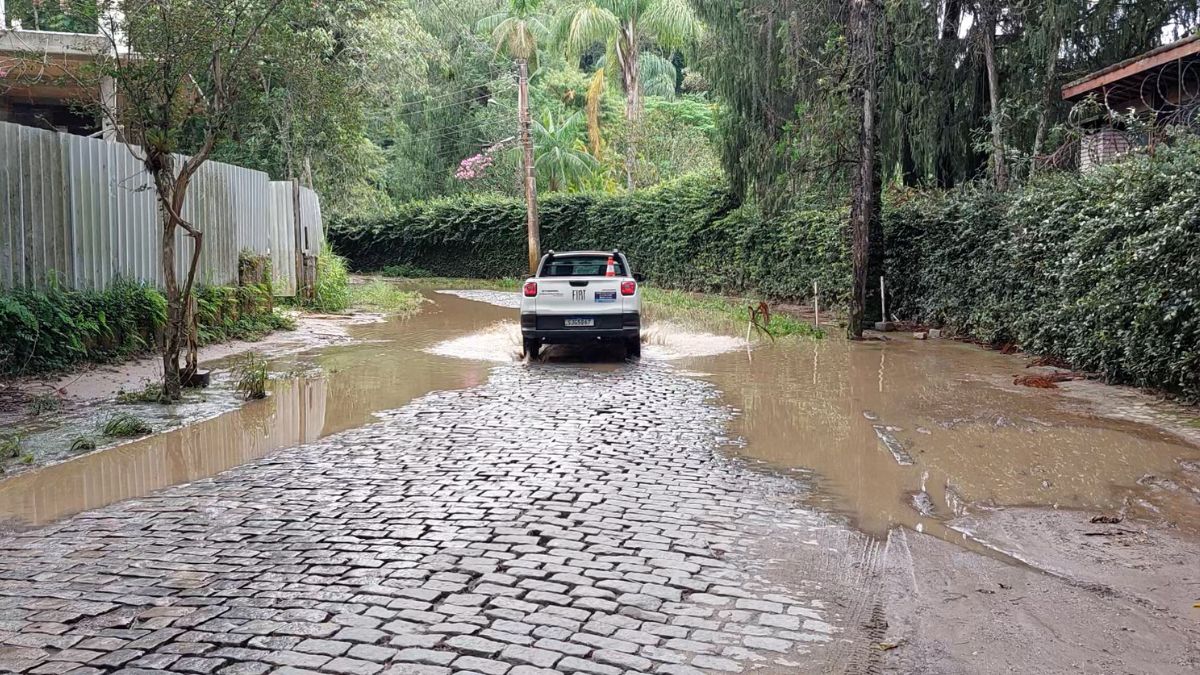 Alagamentos causam transtornos na Alameda Princesa Isabel