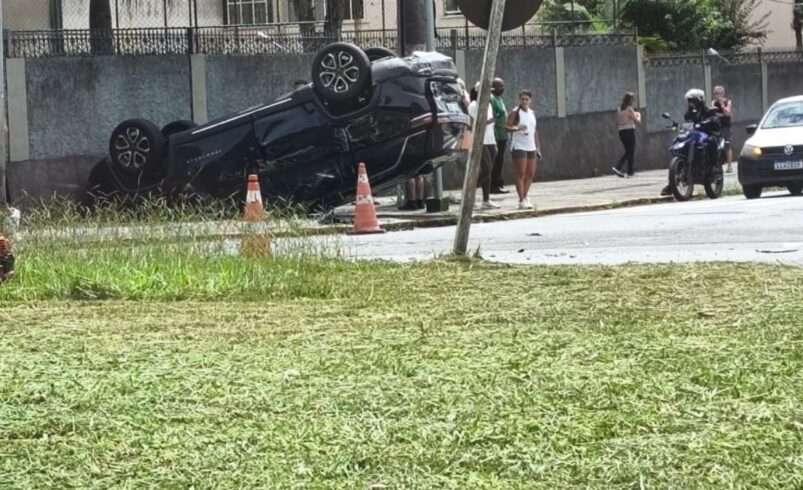 Colisão traseira provocou capotamento em Olaria; parlamentar recebeu atendimento de resgate e foi levado para exames médicos.