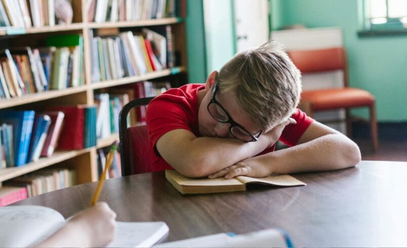 Excesso de atividades extracurriculares e pressão por desempenho afetam o bem-estar emocional e o aprendizado das crianças no período escolar