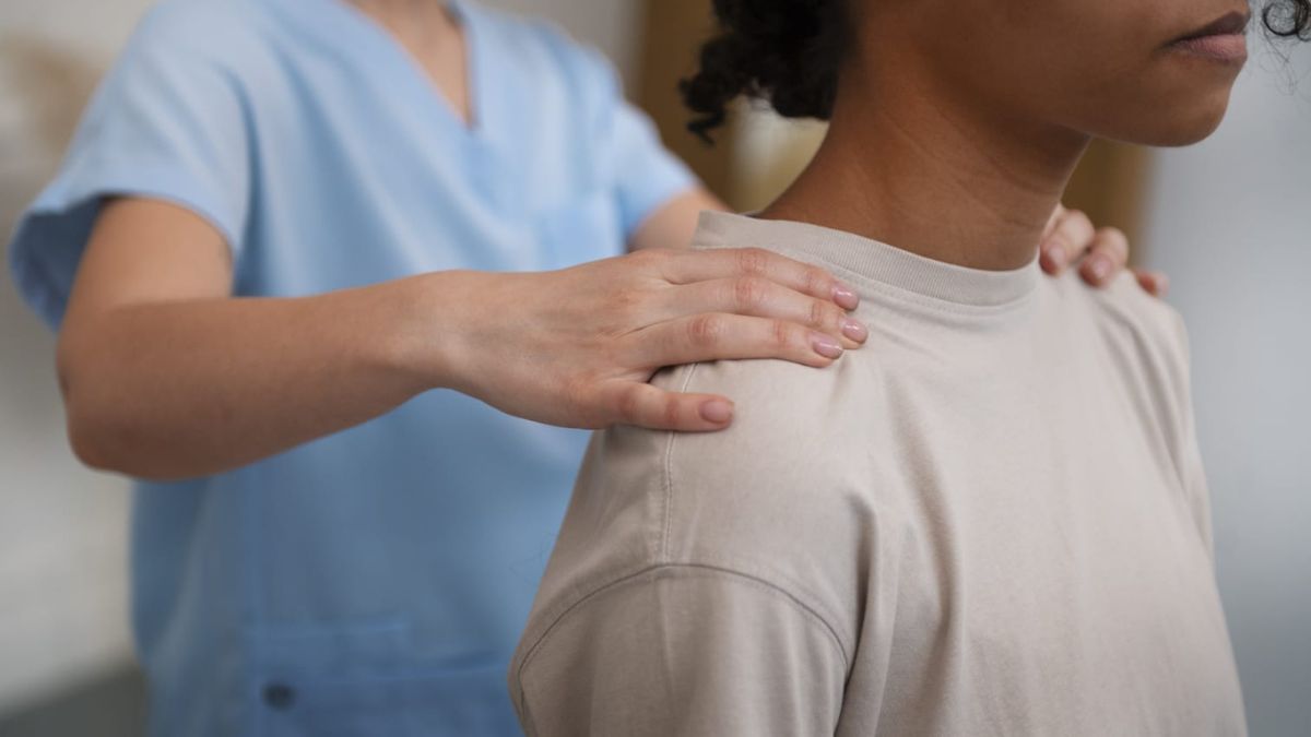 Fevereiro Roxo destaca fisioterapia no tratamento da fibromialgia