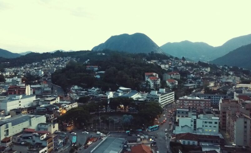 Nova Friburgo fechou 2025 com saldo negativo de empregos formais. Indústria, comércio e serviços lideraram as perdas, segundo dados oficiais.