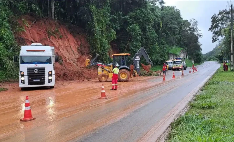 RJ-116 registra queda de barreira após pedágio de Furnas