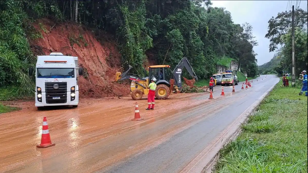 RJ-116 registra queda de barreira após pedágio de Furnas