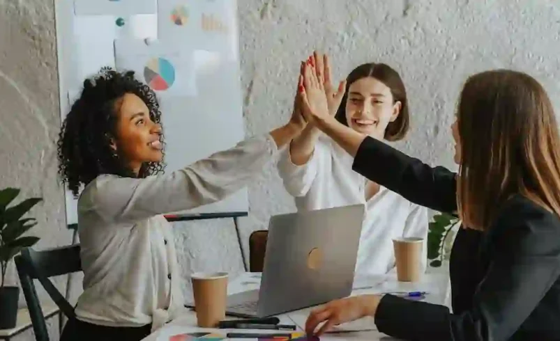 Mulheres avançam no trabalho, mas recebem menos no Brasil