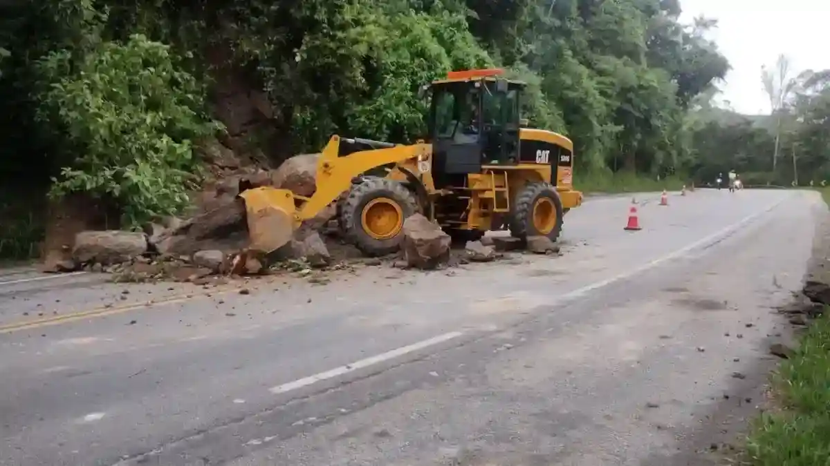 Rota 116 intensifica desobstrução após deslizamento na pista