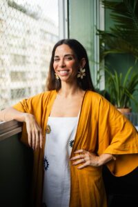 Renata - de casaco mostarda