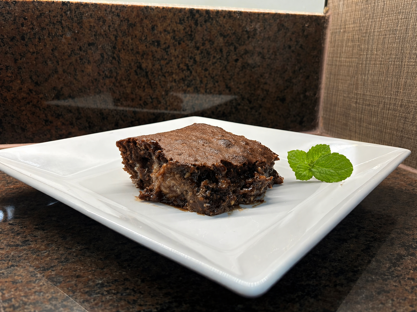 Brownie de Prestígio: Chocolate intenso com coco cremoso