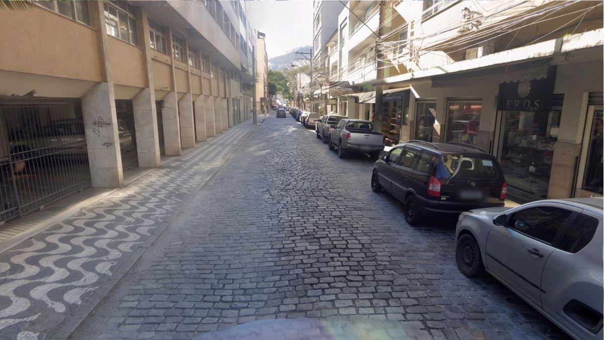 Obras interditam a Rua Dante Laginestra, no Centro de Friburgo