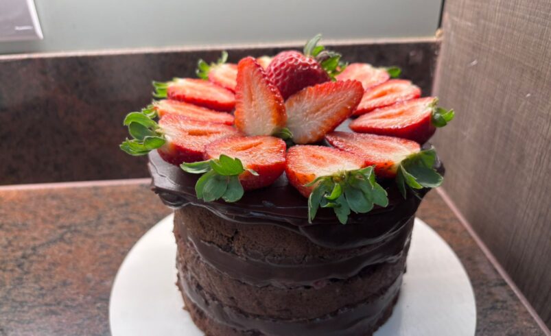 Bolo de Chocolate com Morango da Lane’s Doces