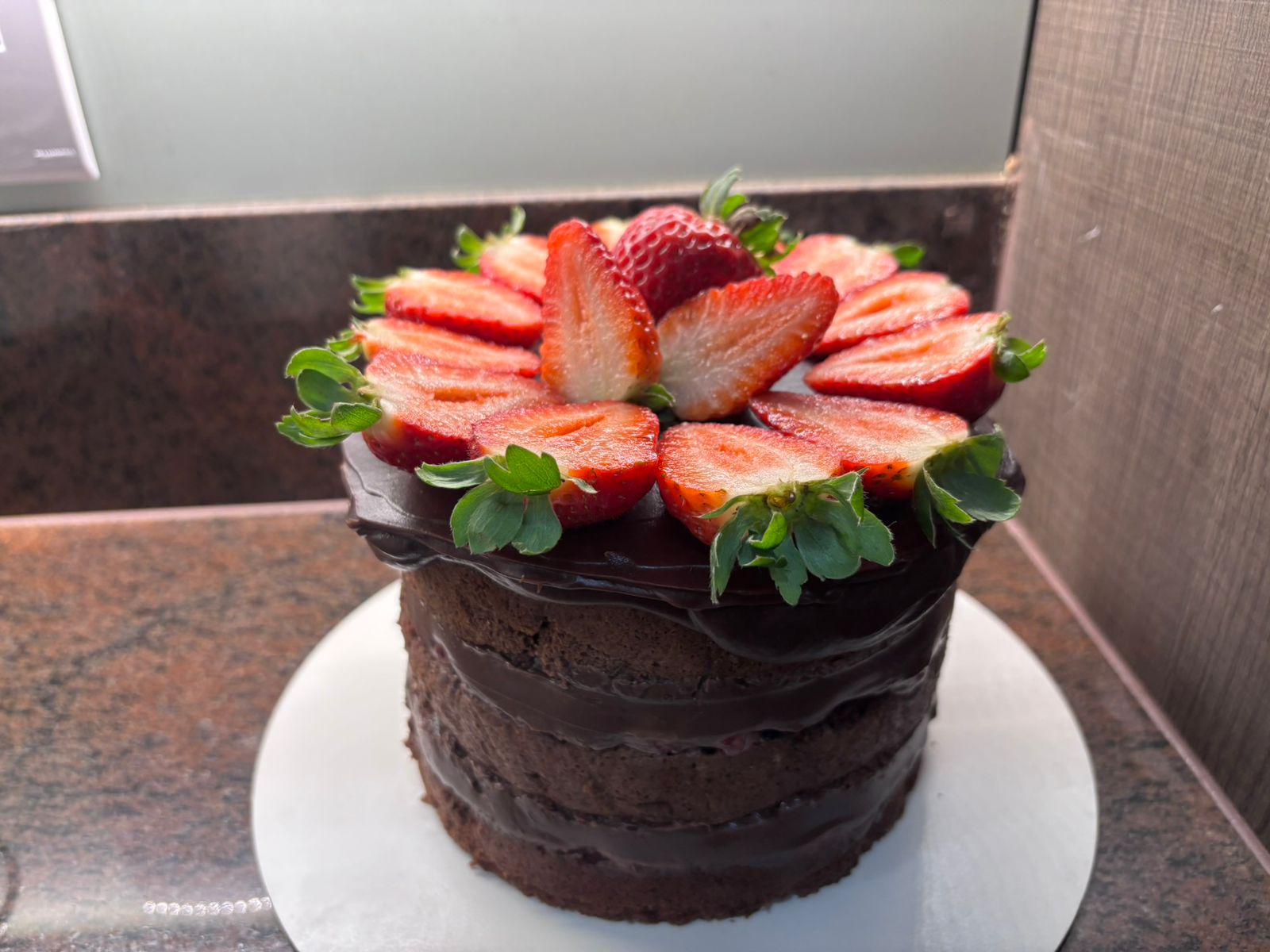 Bolo de Chocolate com Morango da Lane’s Doces