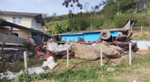 O veículo provocou destruição em diferentes pontos