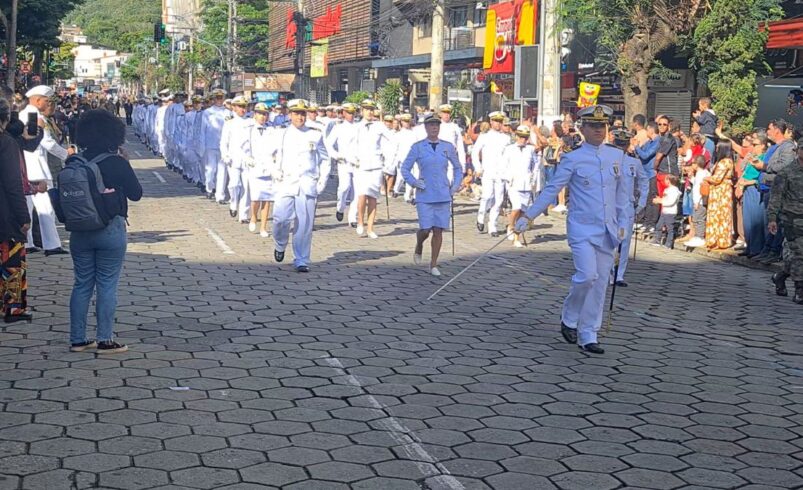 Desfile cívico-militar marca aniversário de 208 anos de Friburgo