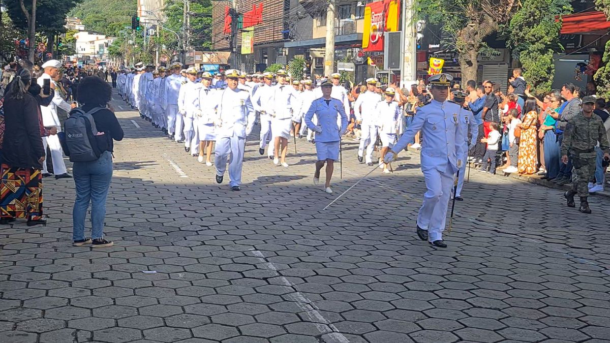 Desfile cívico-militar marca aniversário de 208 anos de Friburgo