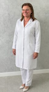 A Drª Simone Amaral, cirurgiã dentista, estomatologista e docente dos cursos de Odontologia do IDOMED e da Estácio.