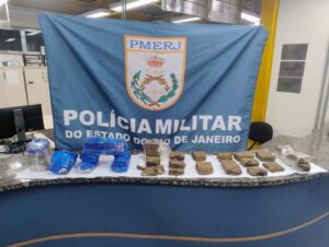Policiais do Serviço de Inteligência do 11º BPM prenderam um homem por tráfico de drogas 