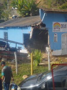 Caminhão atinge carros, motos, pedestres e igreja