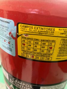 Extintor com manutenção vencida.