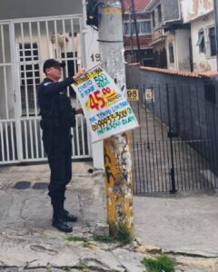 Guarda Municipal recolhendo materiais