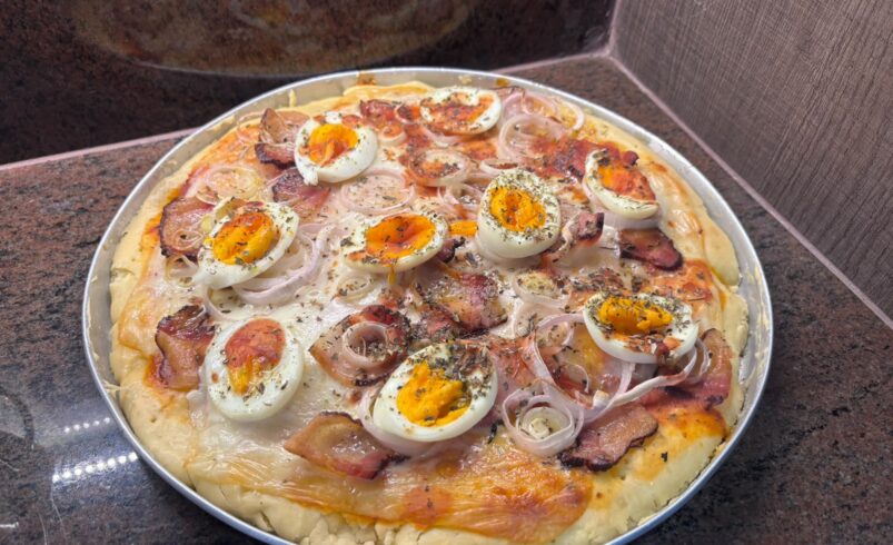 Dia da Pizza: aprenda a preparar uma pizza com massa de pão