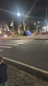 Ventania em friburgo provoca destelhamentos e mobiliza a defesa civil