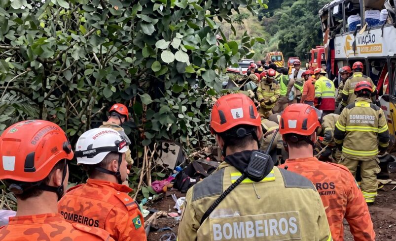 Ônibus que tombou em Petrópolis fazia viagem clandestina, diz ANTT