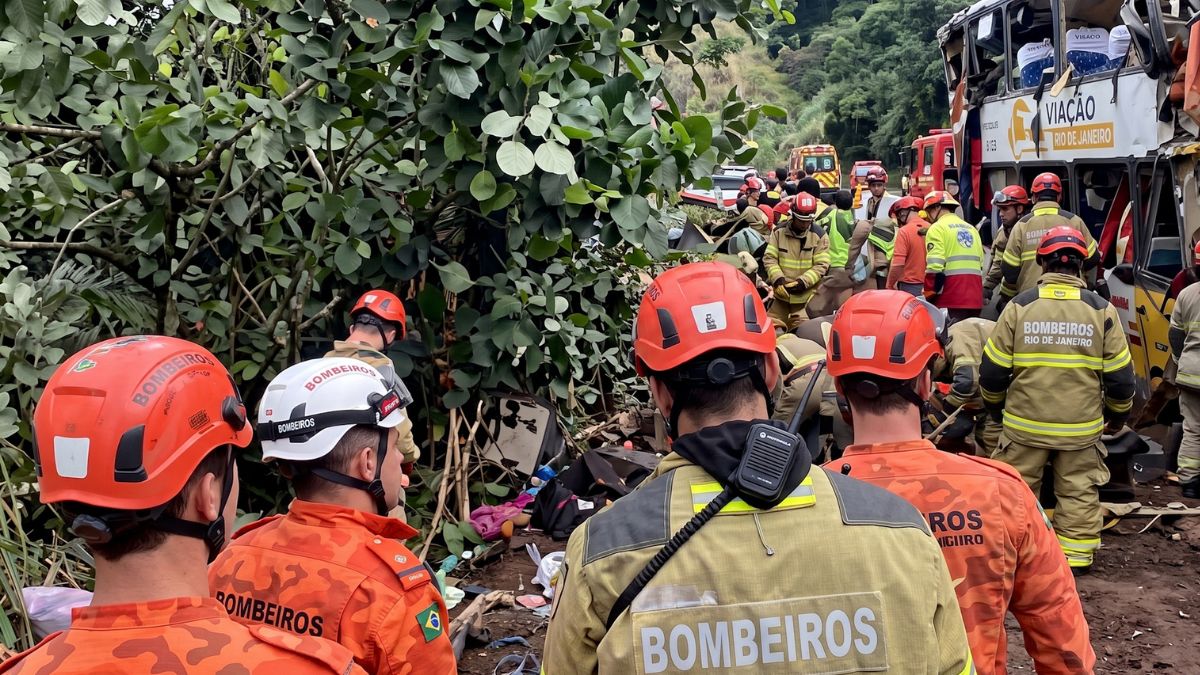 Ônibus que tombou em Petrópolis fazia viagem clandestina, diz ANTT