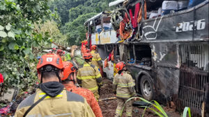 Ônibus que tombou em Petrópolis fazia viagem clandestina, diz ANTT
