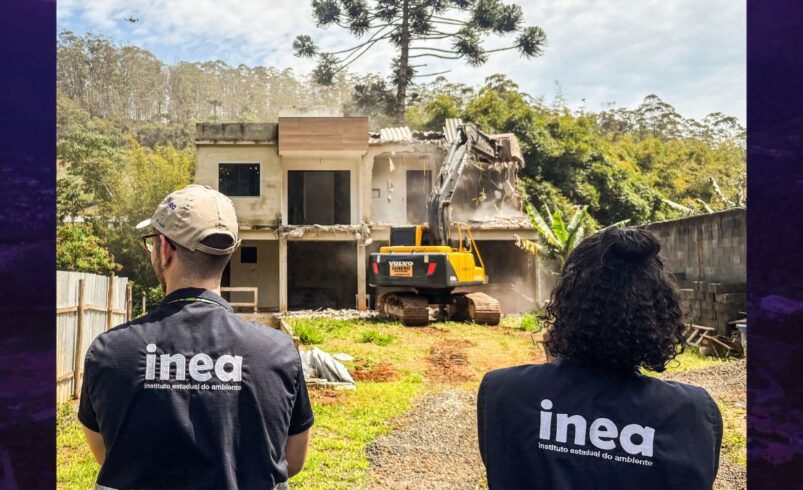 Inea demole imóvel irregular em área de preservação em Friburgo Inea demole imóvel irregular em área de preservação em Friburgo