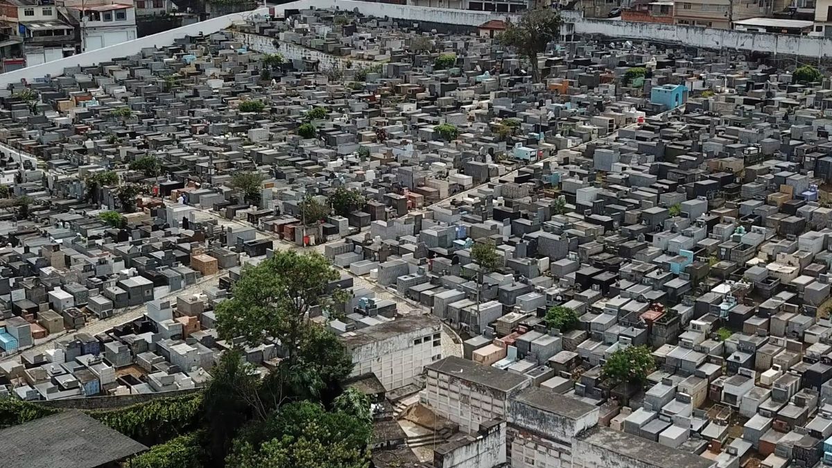 Cemitérios de Friburgo recebem manutenção para o Dia de Finados